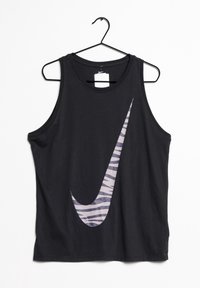 Camiseta sin mangas negra de algodón, con un gran swoosh de Nike en patrón de rayas gris y blanco, colgada de una percha negra.
