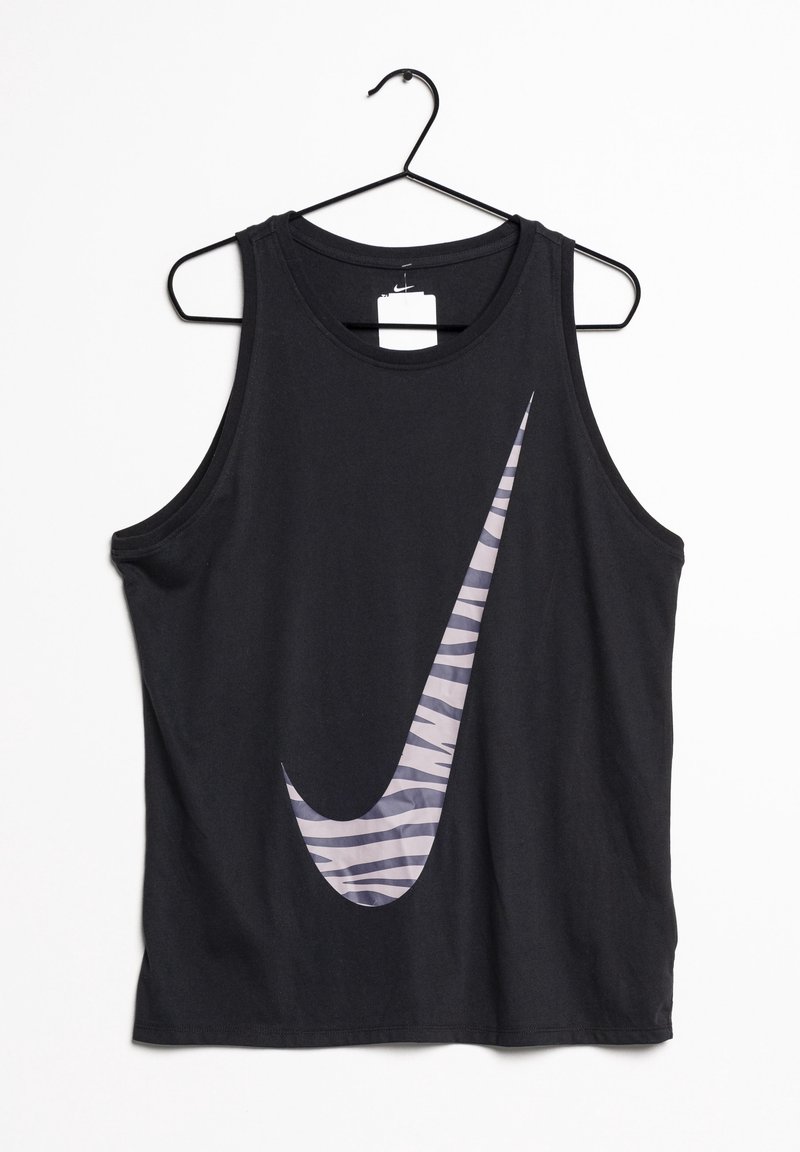 Camiseta sin mangas negra de algodón, con un gran swoosh de Nike en patrón de rayas gris y blanco, colgada de una percha negra.