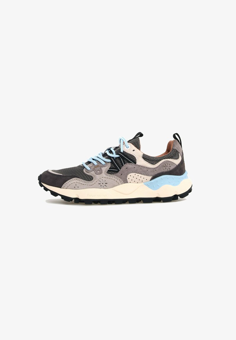 Grau, beige und schwarze Sneaker aus Mesh und Wildleder mit hellblauen Akzenten, ausgestattet mit einer gepolsterten Zunge und einer schwarzen Gummisohle.