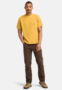 Timberland GARMENT DYE CHEST TEE - T-shirts basic - chai tea
