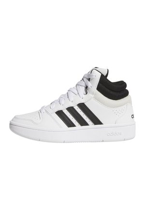Baskets montantes blanches Adidas avec des bandes noires, des lacets blancs, un col noir rembourré et le logo Adidas au talon et à la semelle.