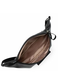 Borsa in pelle nera con chiusura a zip, dotata di un ampio interno beige e di una tracolla laterale. Esterno testurizzato e rivestimento liscio.