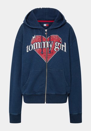 Granatowa bluza z kapturem rozpinana na zamek, z przednimi kieszeniami i czerwonym sercem z napisem "tommy girl" białym tekstem.
