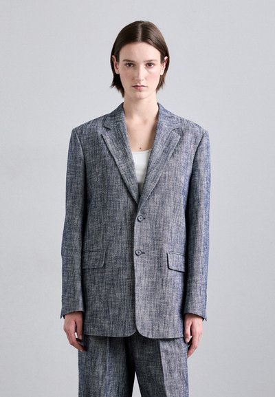 Blazer à un bouton en tissu gris texturé avec une légère teinte bleue, comportant deux boutons et des poches à rabat.