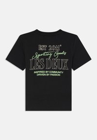 Schwarzes Baumwoll-T-Shirt mit mehrfarbigem Text: "EST 2011 Sporting Goods LES DEUX Inspiriert von Gemeinschaft Getrieben von Leidenschaft." Kurze Ärmel.