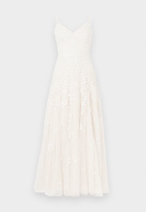 Λευκό μάξι φόρεμα με κεντήματα λουλουδιών, λεπτές ρυθμιζόμενες τιράντες και αέρινη φούστα με πολλαπλή υφή.