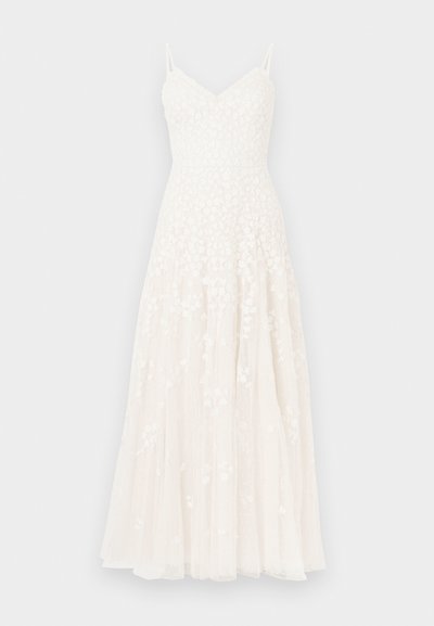 Λευκό μάξι φόρεμα με κεντήματα λουλουδιών, λεπτές ρυθμιζόμενες τιράντες και αέρινη φούστα με πολλαπλή υφή.