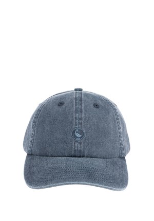 Gorra de béisbol de mezclilla azul con visera curva y pequeño logo circular bordado en el panel central frontal.