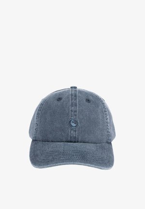 Gorra de béisbol de mezclilla azul con visera curva y pequeño logo circular bordado en el panel central frontal.