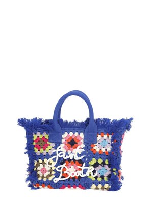 Borsa tote blu all'uncinetto con quadrati granny multicolori, bordi sfrangiati, manici solidi e scritta bianca in corsivo "Saint Barth" sul davanti.