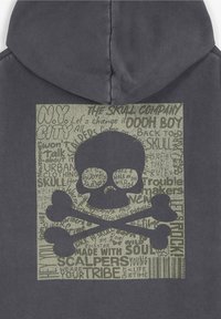 Sudadera con capucha de color gris oscuro que presenta un gran gráfico verde de una calavera y huesos cruzados, rodeado de varios patrones de texto con temáticas urbanas.