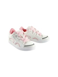 Hvite sneakers med rosa akenter, teksturert stoff og tykke snøringer. Har en avrundet tå og kontrasterende grå detaljer på sålen.