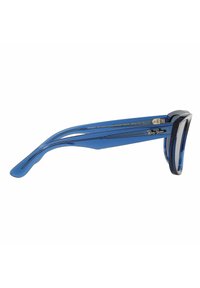 Occhiali Ray-Ban con montatura in plastica blu, caratterizzati da un design elegante e una forma angolare. Accentuati da punte degli occhiali nere e dettagli del logo.