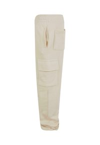 Pantalons cargo beiges en tissu doux, avec une taille élastique, des poches latérales et une poche patch unique sur la cuisse.