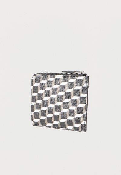 Μικρό πορτοφόλι με φερμουάρ με γεωμετρικό σχέδιο κύβων σε μαύρο, λευκό και γκρι, φωτογραφημένο σε απλό φωτεινό φόντο.