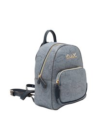 Zaino grigio con motivo a timbro passaporto testurizzato, accessori in oro, manico superiore e spallacci regolabili. Presenta una tasca frontale con zip.