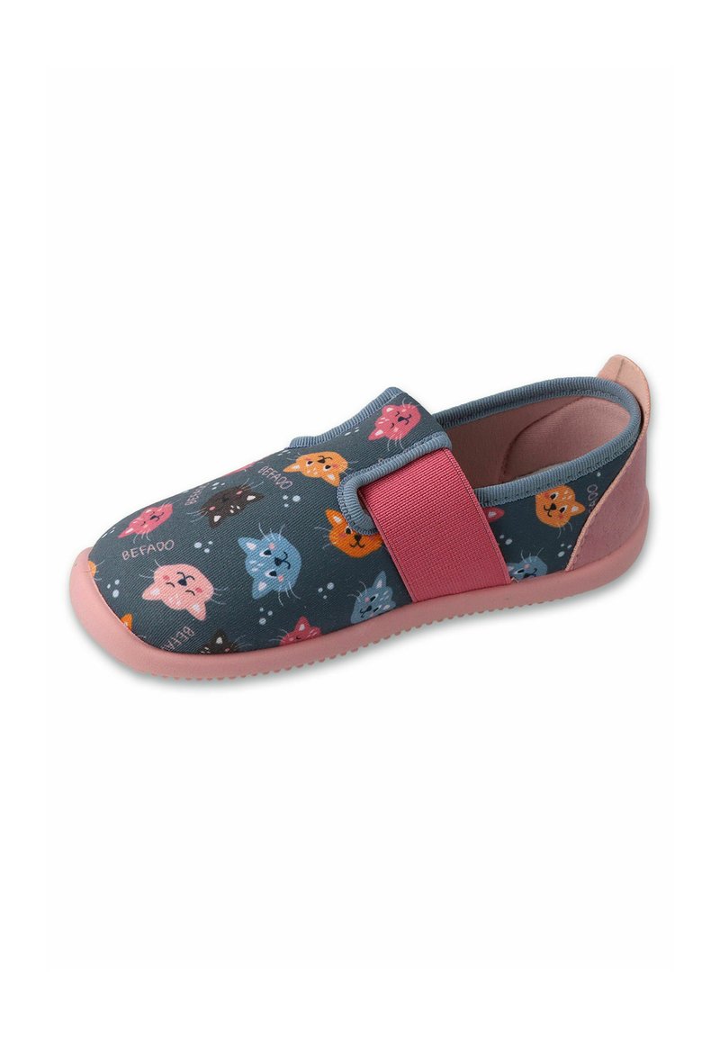 Buty z tkaniny na slip-on z niebieską cholewką i kolorowymi twarzami kotów, różową elastyczną taśmą i różową gumową podeszwą.