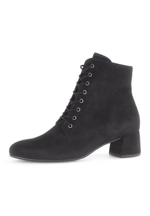 Bottine en suède noir avec un bout arrondi, un laçage à l'avant et un talon bloc durable. Texture lisse et design minimaliste.