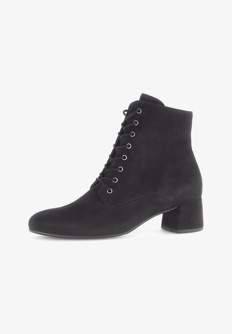 Zwarte suède enkellaars met een ronde neus, vetersluiting aan de voorkant en een stevige blokhak. Glad textuur en minimalistisch ontwerp.