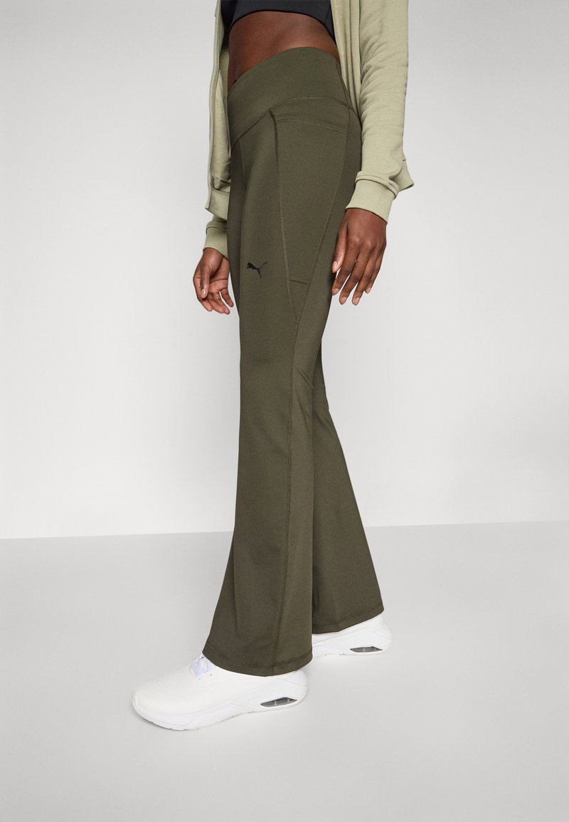 Pantalons évasés olive à taille haute, fabriqués en matériau extensible. Présentent un logo noir, des détails de couture contrastants et des poches latérales.