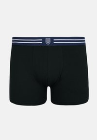 Pánske čierne boxerky s námorníckym modrým pásom, ktorý obsahuje dva biele pruhy a malé biele štítové logo uprostred vpredu.