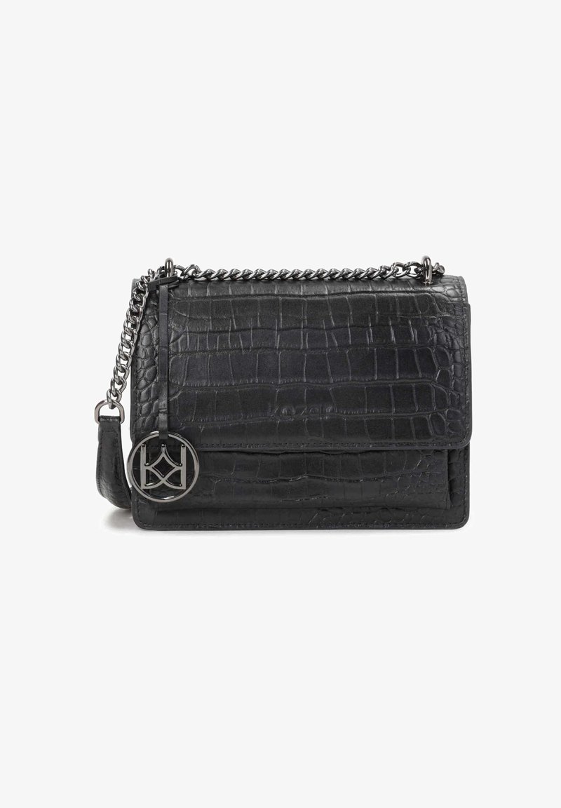 Czarna skórzana torebka o teksturze krokodyla. Posiada łańcuszkowy pasek, zapięcie na klapę oraz metalowy akcent z logo z przodu.