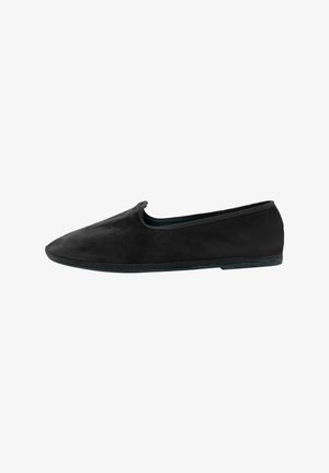 Chaussure noire en daim à enfiler avec un bout pointu et un design minimaliste. Dispose d'un bord élastique autour de l'ouverture et d'une semelle en caoutchouc flexible.