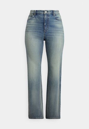 Augsta vidukļa, taisnu kāju zilās džinsu bikses ar izbalējušām priekšējām un aizmugurējām detaļām, pogas aizdares un priekšējām kabatām uz balta fona.