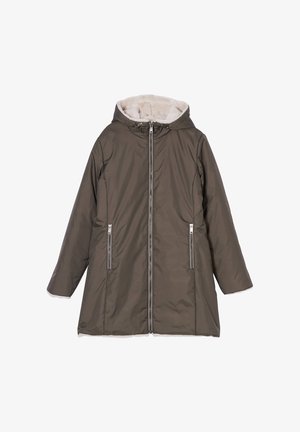 Cappotto imbottito verde oliva con cappuccio, cerniere argento e fodera morbida color crema. Presenta maniche lunghe e due tasche frontali con zip.