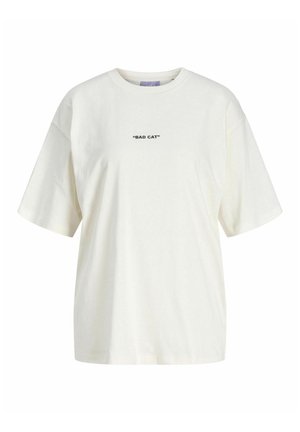 Hvit oversized T-skjorte med kort erme, rund hals og svart tekst "BAD CAT" midt på brystet.