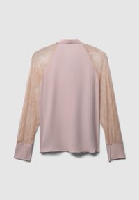 Langärmlige Bluse in sanftem Rosa mit solidem Rücken und durchscheinenden Spitzenärmeln, geraden Bündchen und einem kleinen Kragen, von hinten gezeigt.