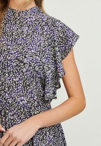 Next FLUTTER SLEEVE MIDI-REGULAR FIT - Dnevna obleka - navy ditsy print