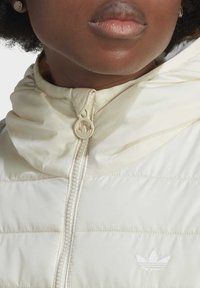 adidas Originals SLIM PADDED JACKET - Veste mi-saison - beige