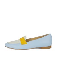 Zapato plano de cuero azul con una banda de acento en crema y amarillo en la parte delantera. Punta redonda y tacón bajo de madera. Textura suave, diseño minimalista.