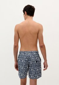 Shorts de bain pour hommes avec un motif abstrait bleu marine et blanc. Fabriqués en matériau léger avec une taille élastique et des poches latérales.