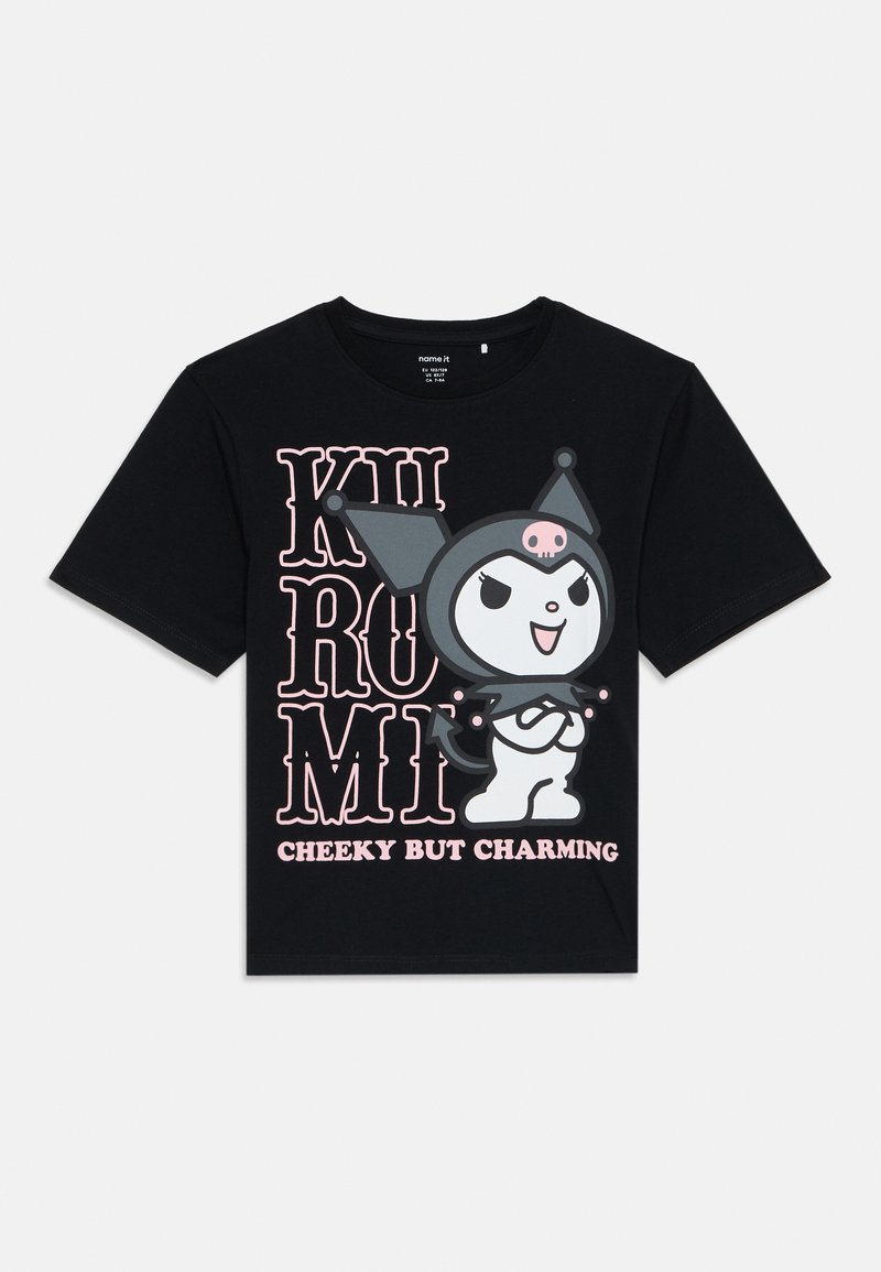 Čierne tričko s karikatúrnou postavou v klobúku šaša, text "KUROMI" vo veľkých písmenách a pod ním "CHEEKY BUT CHARMING" ružovým písmom.