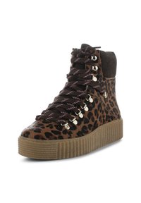 Sneaker alta in stampa leopardata con accenti in suede marrone, suola a piattaforma in gomma e occhielli metallici. I lacci scuri presentano dettagli rosa.