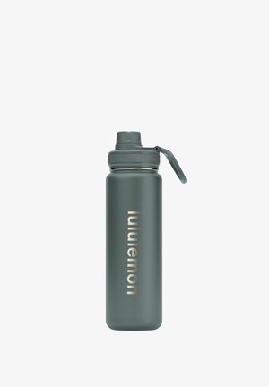 Graue wiederverwendbare Wasserflasche mit Klappdeckel und Tragegriff, mit vertikalem "lululemon"-Logo auf glatter Oberfläche bedruckt.