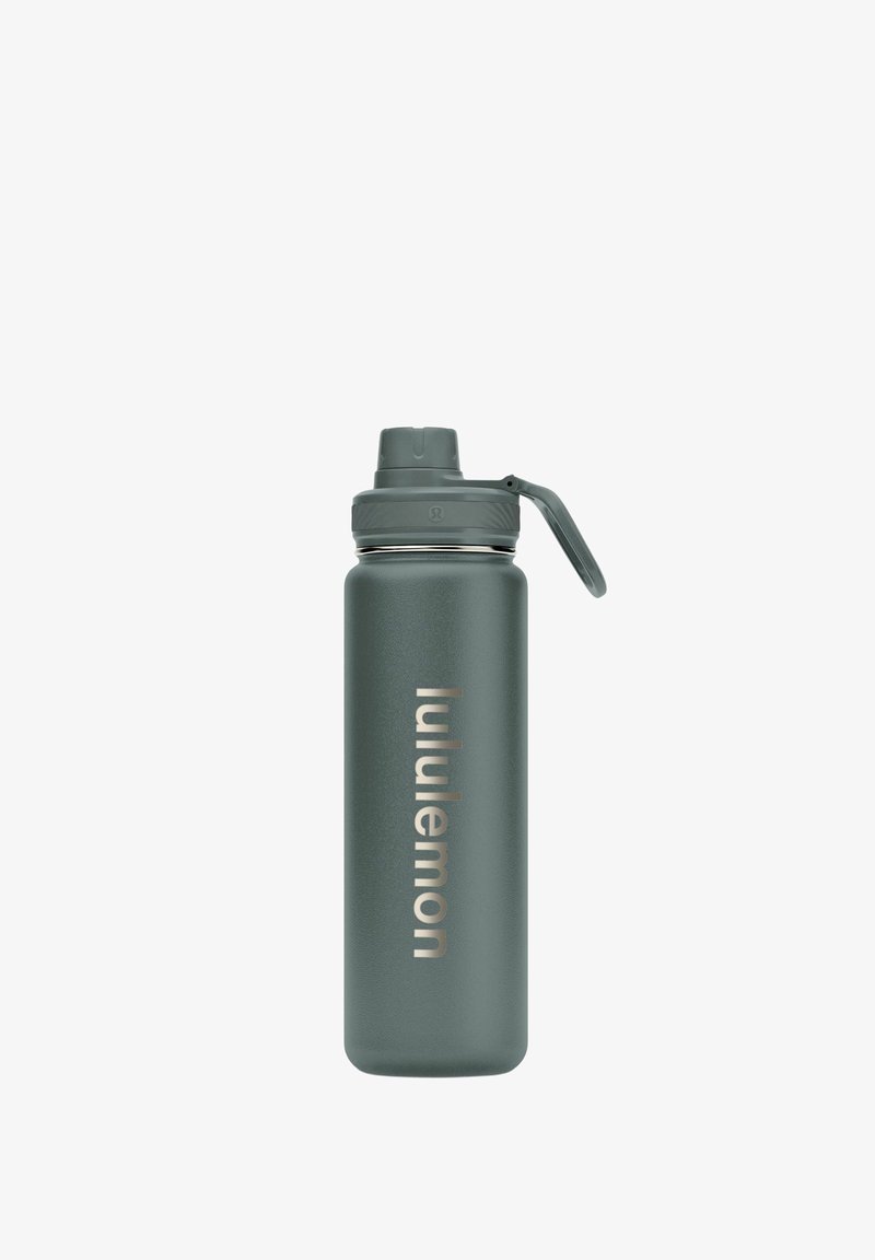 Graue wiederverwendbare Wasserflasche mit Klappdeckel und Tragegriff, mit vertikalem "lululemon"-Logo auf glatter Oberfläche bedruckt.