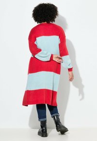 Strickjacke mit auffälligen roten und hellblauen horizontalen Streifen, langen Ärmeln und lockerer Passform, die bis zur Mitte der Waden reicht.