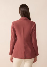 Figurert, teksturert blazer i rosafarge med pyntet skjortekrage og strukturert skuldre, med en baksliss for bedre bevegelse.