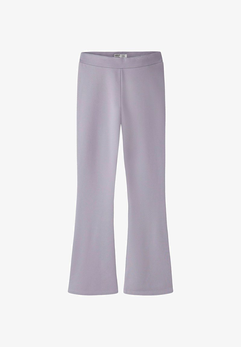 Vaaleanvioletit liehuvat housut, jotka on valmistettu pehmeästä kankaasta. Niissä on sileä pinta ja leveä vyötärönauha, joka tarjoaa mukavuutta ja liikkumavapautta.