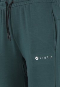 VIRTUS Verryttelyhousut - dusty forest