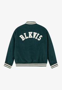 Tumedast rohelisest varsity jakk, millel on valged triibud kraes ja mansettides, esitades julgeid valgeid "BLKVIS" tekste selja ülaosas.