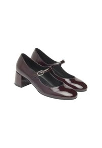 Scarpe Mary Jane in pelle verniciata borgogna con punta arrotondata, cinturino alla caviglia e fibbia decorativa circolare su un tacco quadrato.