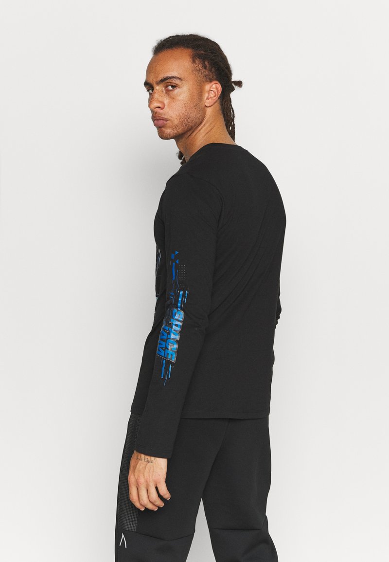 Herren Sportbekleidung | Outerstuff SPACE JAM 2 TECH SLEEVE LEE Vereinsmannschaften black/schwarz - CM87135 Herren Sportbekleidung | Outerstuff SPACE JAM 2 TECH SLEEVE LEE Vereinsmannschaften black/schwarz - CM87135