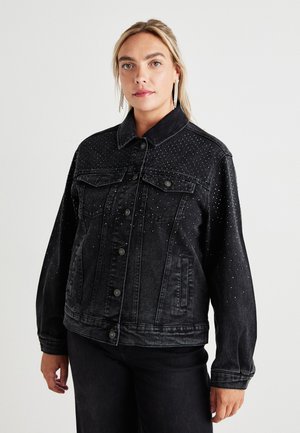 Zwarte denimjack met zilveren studs, borstzakken en knoopsluiting. Heeft een klassieke kraag en een comfortabele pasvorm.