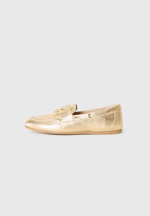 Goldfarbene metallische Lederbootsschuhe mit einer abgerundeten Spitze, dekorativen Schnürsenkeln und kleinen Ösen an den Seiten. Flache Gummisohle.