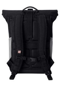 Sac à dos noir à rabat avec dos en mesh rembourré et bretelles ajustables. Comprend des poches latérales et une étiquette avec logo. Fabriqué en tissu durable.