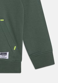 Vingino BASIC HOODY - Jersey con capucha - biome green